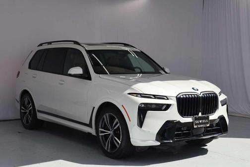 Mineral White Metallic 2026 BMW X7 xDrive40i