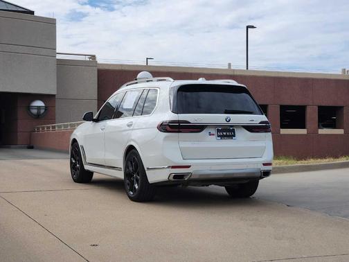 2025 BMW X7 xDrive40i