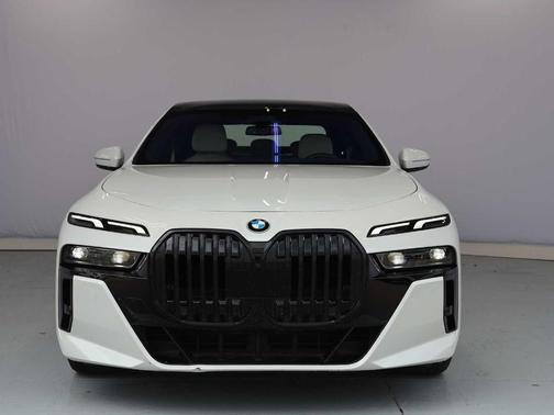 Mineral White Metallic 2023 BMW 740 i