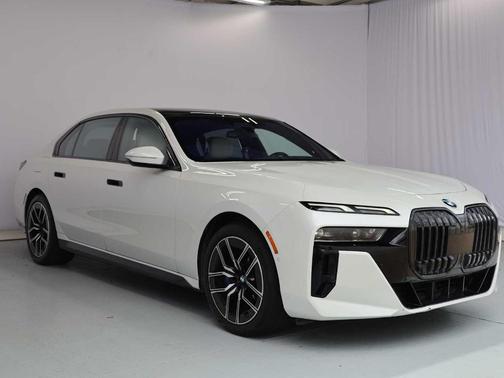 Mineral White Metallic 2023 BMW 740 i