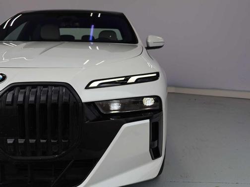 Mineral White Metallic 2023 BMW 740 i