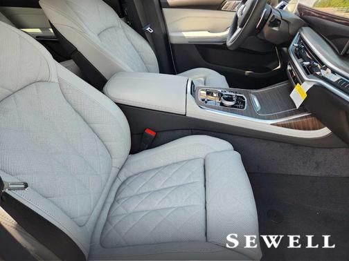 Mineral White Metallic 2026 BMW X7 xDrive40i