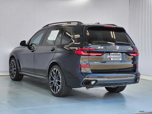 Black Sapphire Metallic 2026 BMW X7 xDrive40i