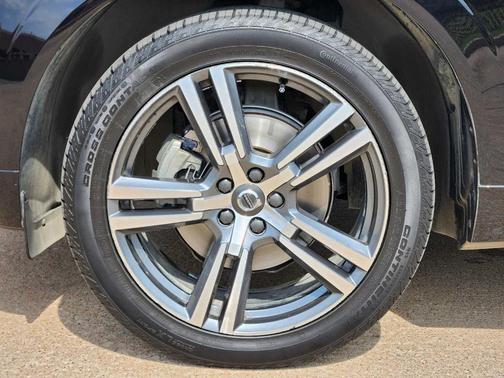 Onyx Black Metallic 2021 Volvo XC60 T5 Momentum