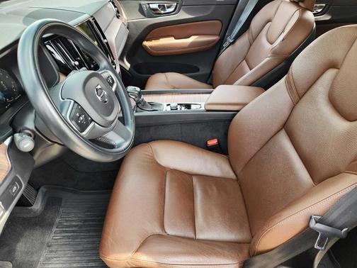 Onyx Black Metallic 2021 Volvo XC60 T5 Momentum