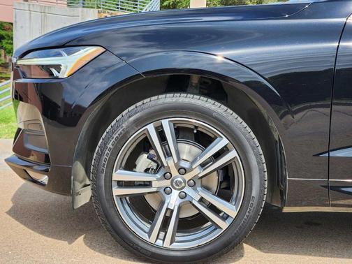 Onyx Black Metallic 2021 Volvo XC60 T5 Momentum