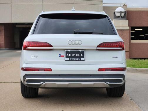 2022 Audi Q7 45 Premium Plus