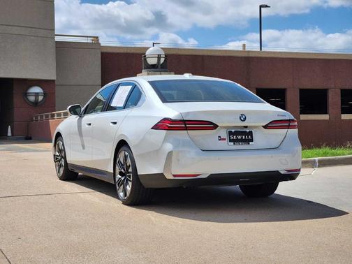 Mineral White Metallic 2026 BMW 530 i