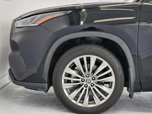 Midnight Black Metallic 2021 Toyota Highlander Platinum
