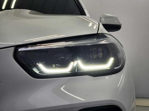 Mineral White Metallic 2022 BMW X5 sDrive40i