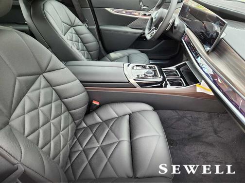 2025 BMW 740 i xDrive
