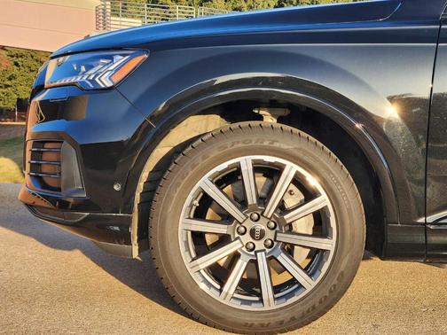 2023 Audi Q7 45 Premium Plus