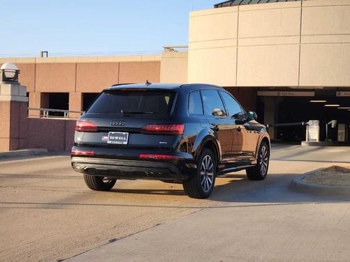 2023 Audi Q7 45 Premium Plus