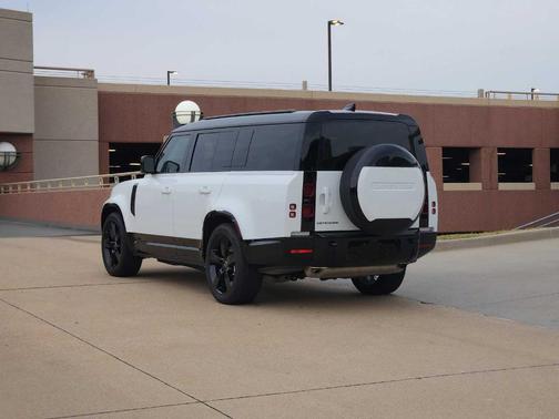 2025 Land Rover Defender P400 X-Dynamic SE