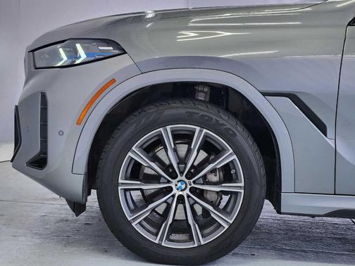Gray Metallic 2024 BMW X6 xDrive40i
