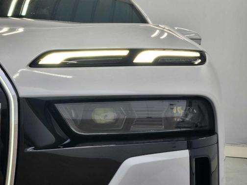 Mineral White Metallic 2023 BMW 740 i