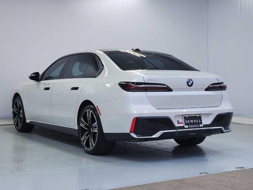 Mineral White Metallic 2023 BMW 740 i