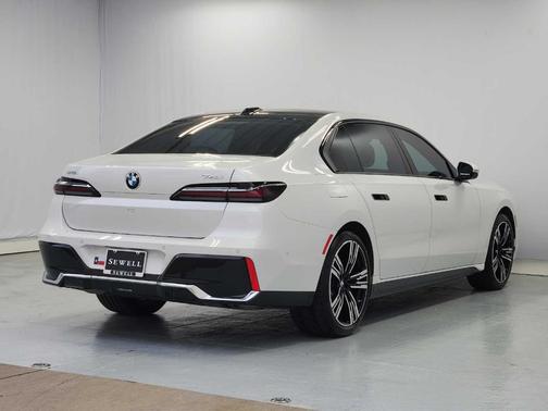 Mineral White Metallic 2023 BMW 740 i