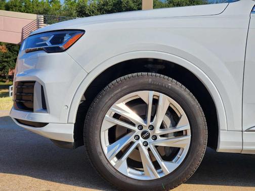 2023 Audi Q7 45 Premium Plus