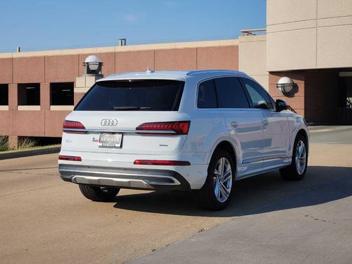 2023 Audi Q7 45 Premium Plus