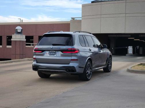 2025 BMW X7 M60i