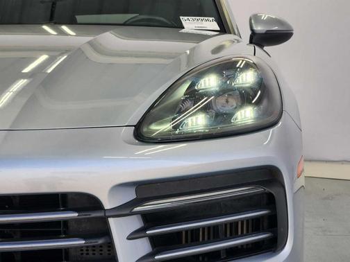 Rhodium Silver 2019 Porsche Cayenne Base