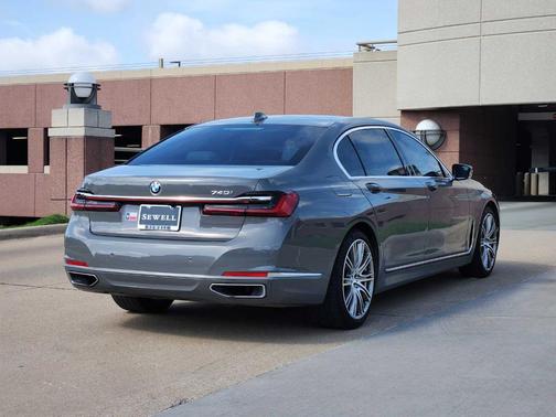 2022 BMW 740 i