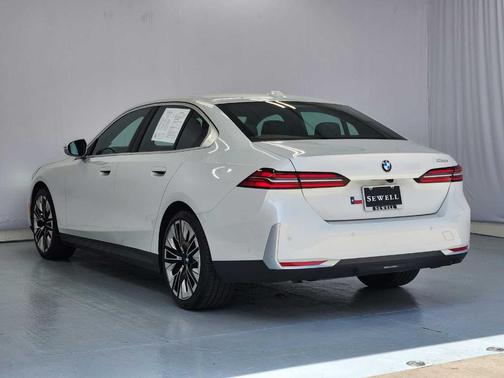 Mineral White Metallic 2026 BMW 530 i