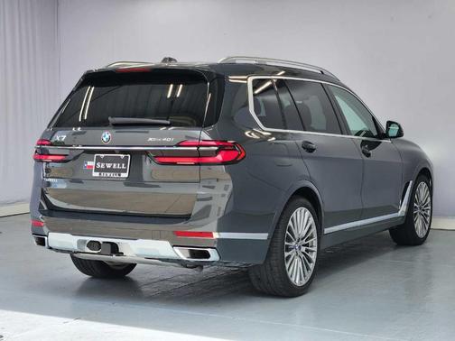 Gray Metallic 2025 BMW X7 xDrive40i
