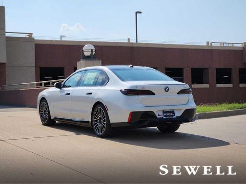 2026 BMW 750e xDrive