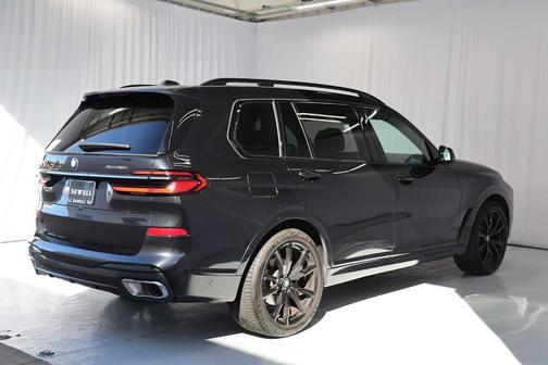 Black Sapphire Metallic 2024 BMW X7 xDrive40i