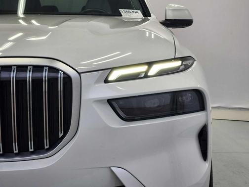 Mineral White Metallic 2025 BMW X7 xDrive40i