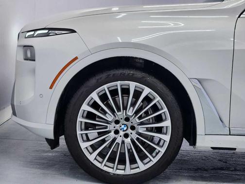 Mineral White Metallic 2025 BMW X7 xDrive40i