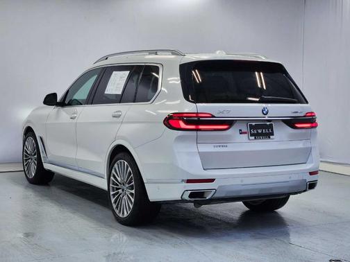 Mineral White Metallic 2025 BMW X7 xDrive40i