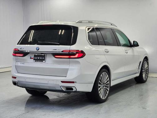 Mineral White Metallic 2025 BMW X7 xDrive40i