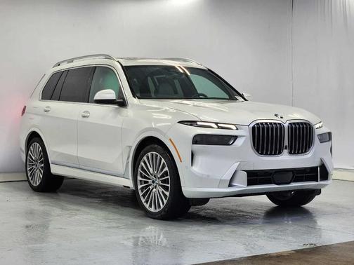 Mineral White Metallic 2025 BMW X7 xDrive40i