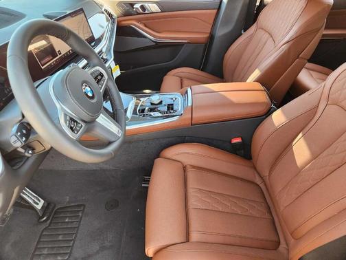 Alpine White 2027 BMW X7 xDrive40i