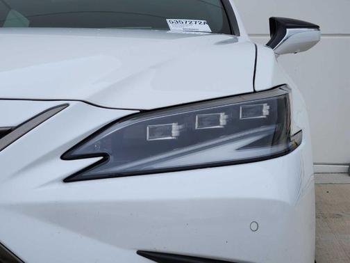 2024 Lexus ES 300h F SPORT Handling