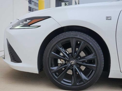2024 Lexus ES 300h F SPORT Handling