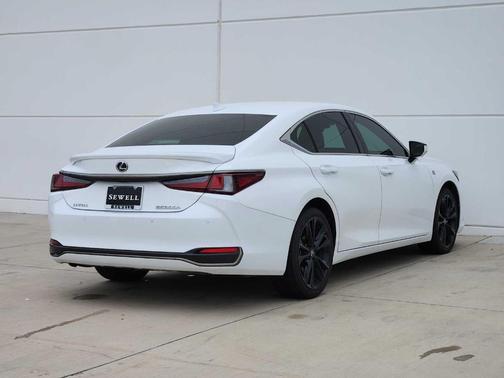 2024 Lexus ES 300h F SPORT Handling