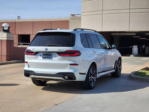 Mineral White Metallic 2026 BMW X7 xDrive40i
