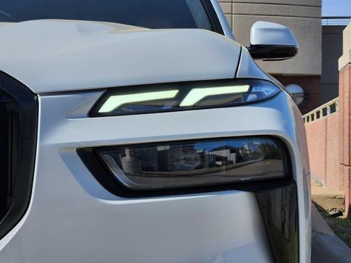 Mineral White Metallic 2026 BMW X7 xDrive40i