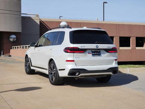 Mineral White Metallic 2026 BMW X7 xDrive40i