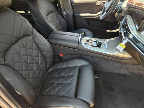 Black Sapphire Metallic 2027 BMW X7 xDrive40i