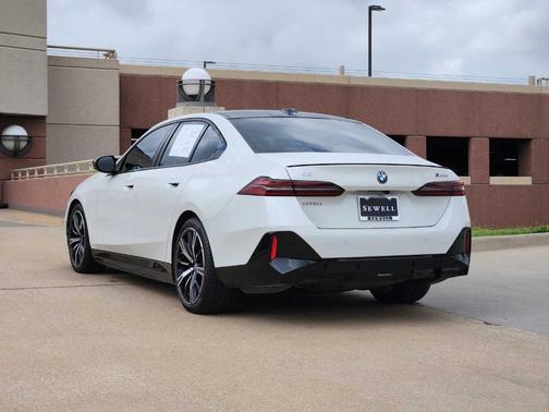 Mineral White Metallic 2024 BMW i5 M60