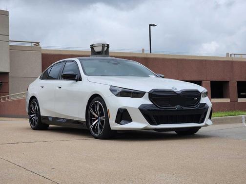 Mineral White Metallic 2024 BMW i5 M60