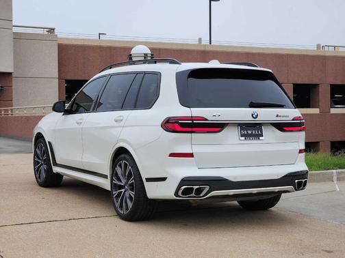 2023 BMW X7 M60i