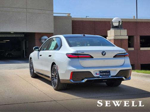 2025 BMW 750e xDrive