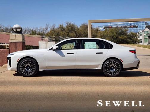 2025 BMW 750e xDrive