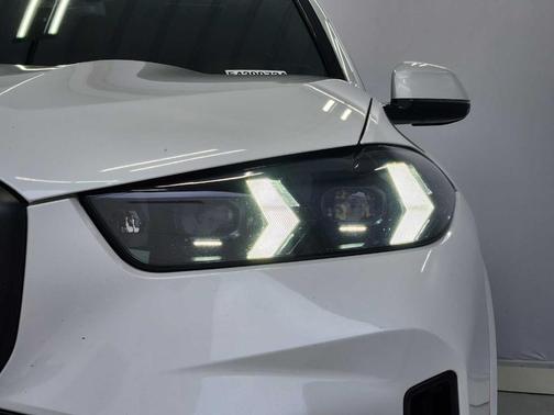 Mineral White Metallic 2024 BMW X5 sDrive40i